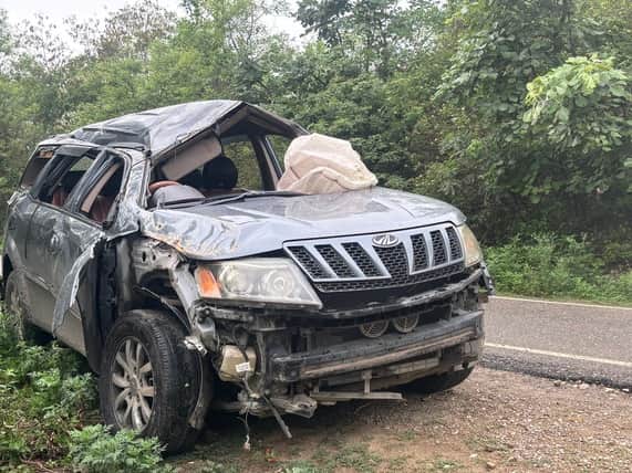 जसवां-परागपुर के बढ़ाल में हादसे का शिकार हुई कार। -संवाद