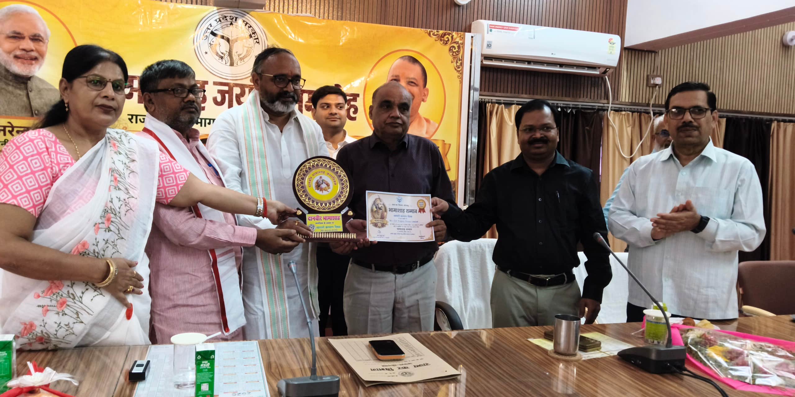 कलेक्ट्रेट सभागार में दानवीर भामाशाह की जयंती समारोह में उद्यमी को सम्मानित करते विधायक भूपेश च