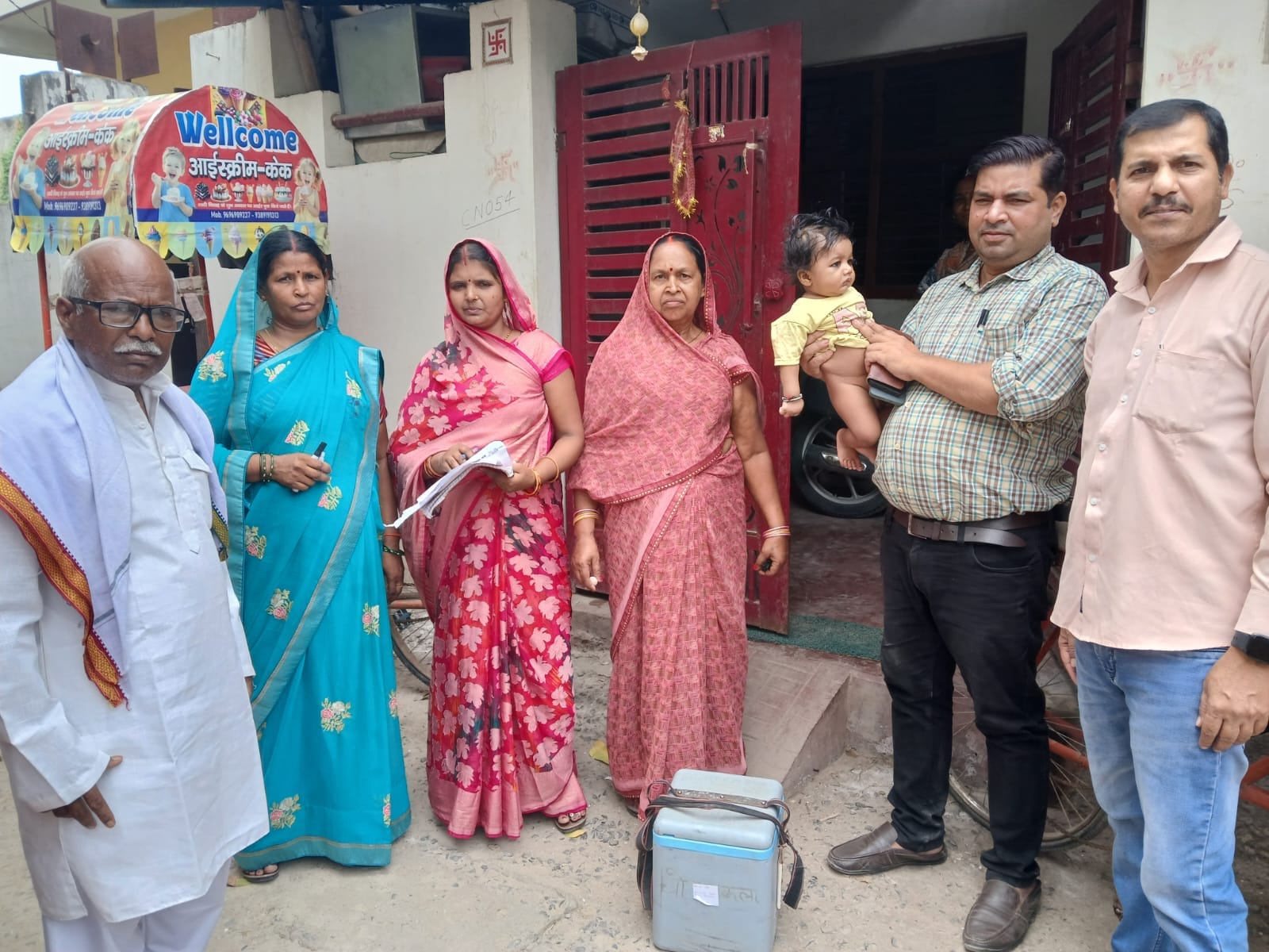 कोपागंज कस्बा में पल्स पोलियो की खुराक पिलाने पहुंची टीम।