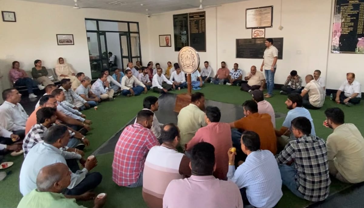 Kurukshetra News: निदेशक कार्यालय के बाहर ढाई घंटे तक डटे रहे गैर शिक्षक कर्मचारी
