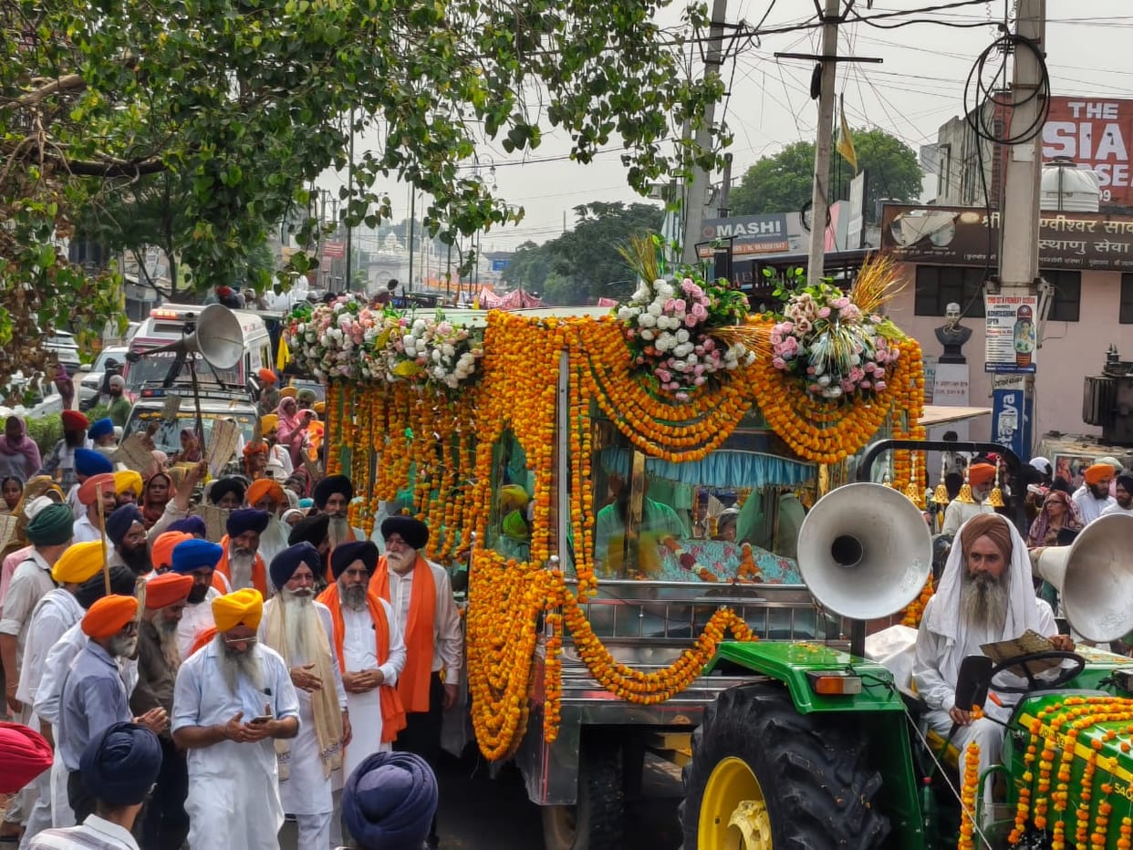 The Sangat bowed their heads before Sri Guru Granth Sahib.