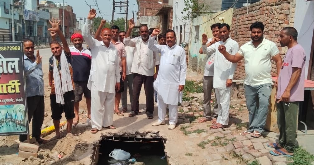 Toddler falls into open drain; rescued by locals in the nick of time.