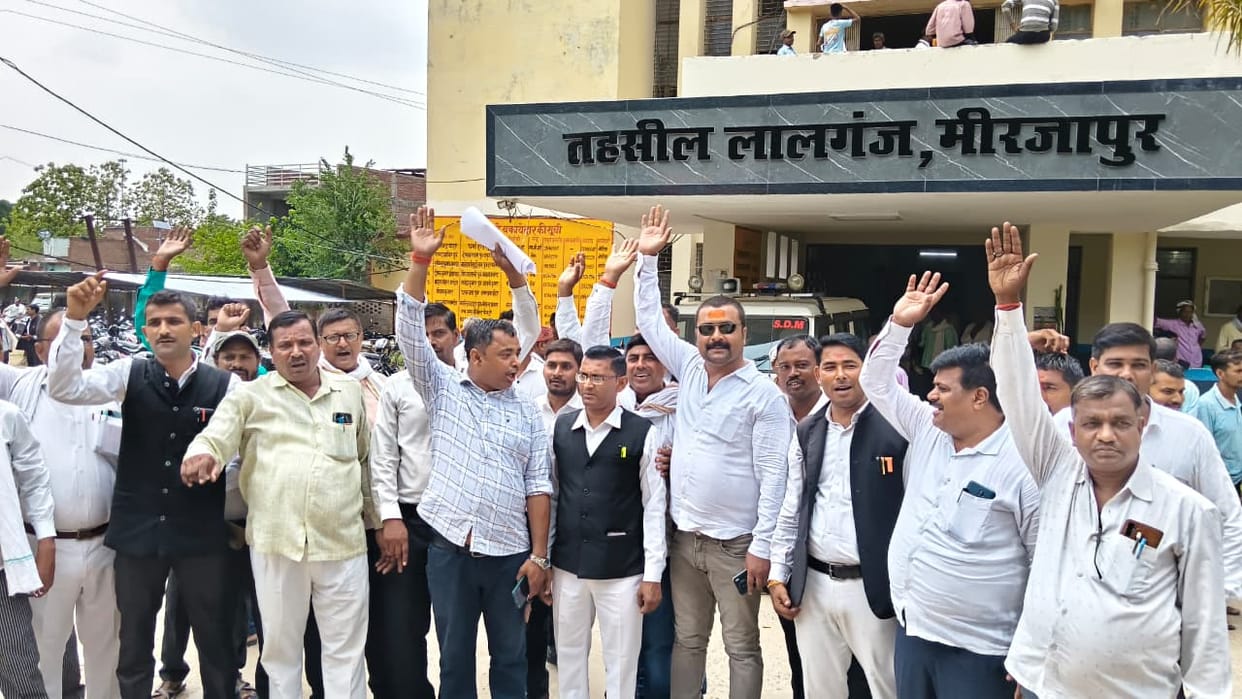 Lawyers demanded the continuation of the traditional manual system of registration.