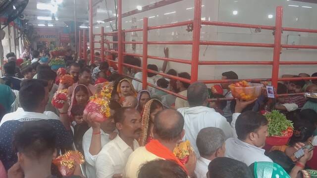 Two lakh devotees offered prayers to Goddess Vindhyavasini on Jyeshtha Shukla Purnima.
