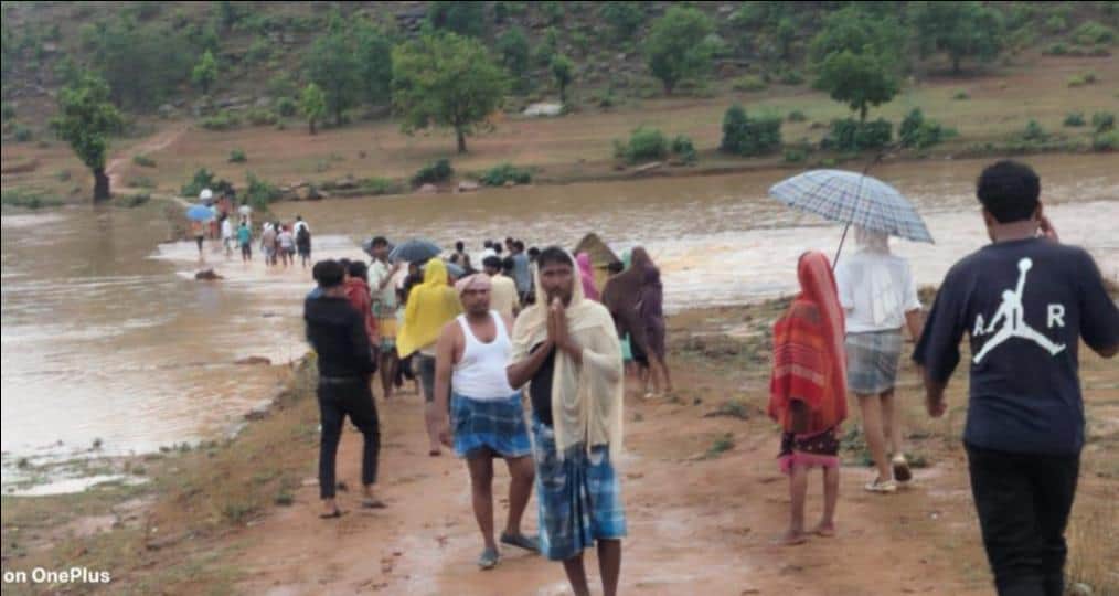 मांची थाना क्षेत्र के चरगड़ा गांव के पडवा नाला में डूबने से मौत पर लगी भीड़। स्रोत जागरूक पाठक