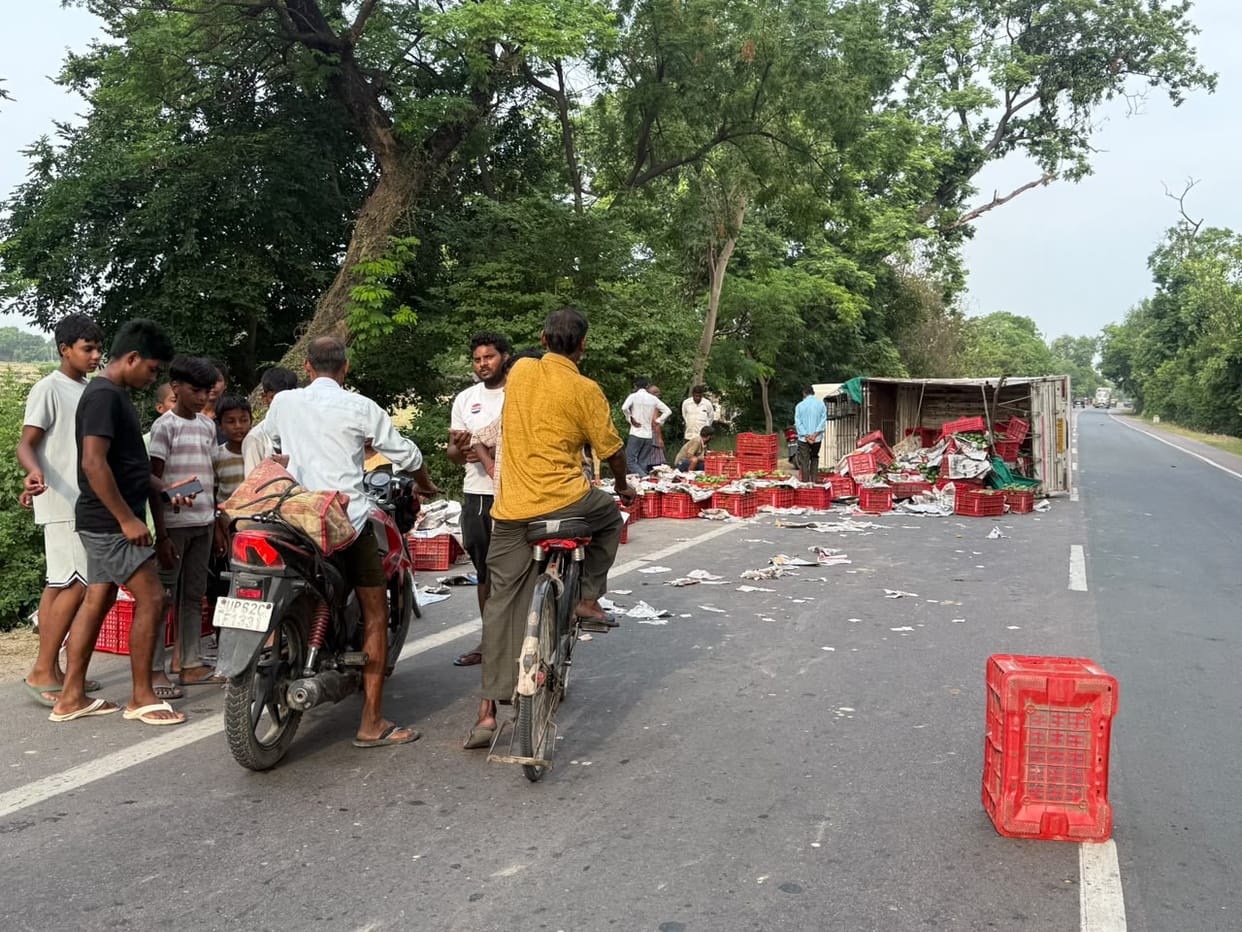 Pickup truck overturns after tyre burst; 25 quintals of mangoes scattered on the road.