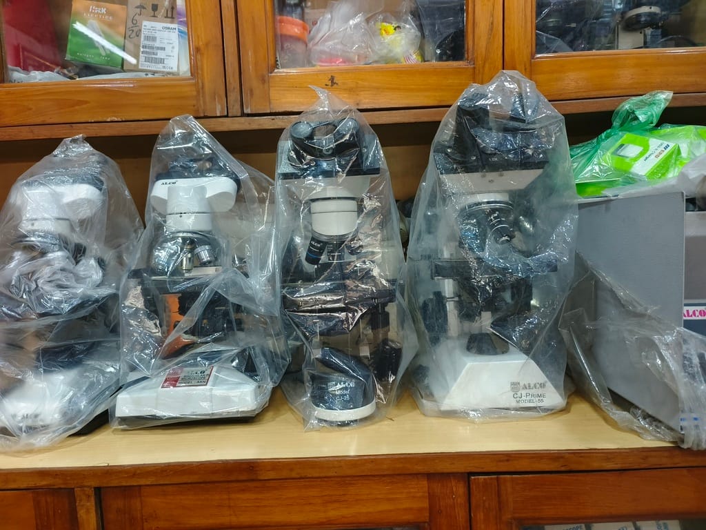 माइक्रोस्कोप । संवाद