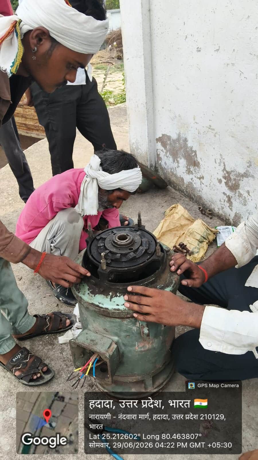 मरम्मत कार्य में जुटे कर्मचारी। संवाद
