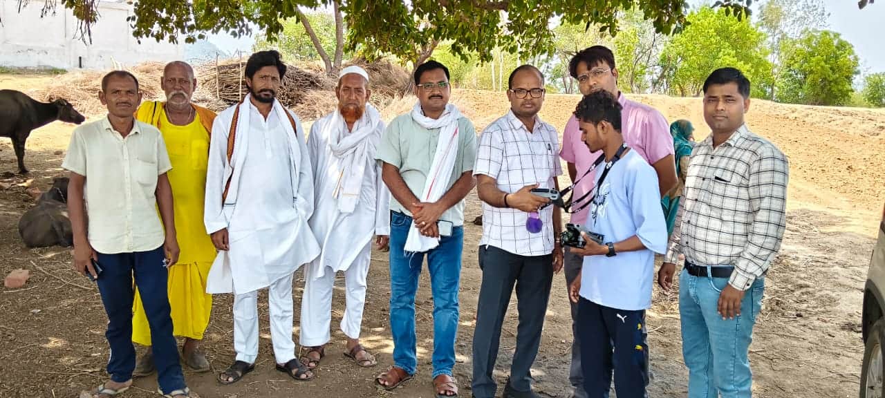 मसौनी पंप कैनाल का ड्रोन से जायजा लेते इंजीनियर व मौजूद ग्रामीण। संवाद
