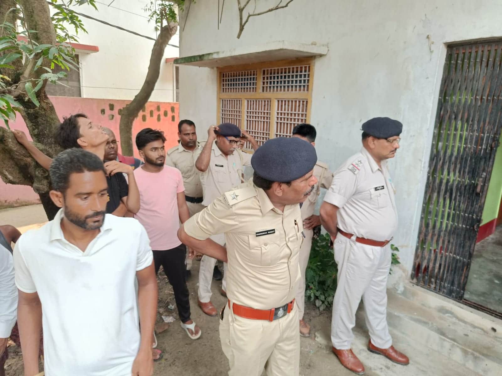 नाबालिग बच्ची के रेस्क्यू के लिए पहुंची पुलिस।