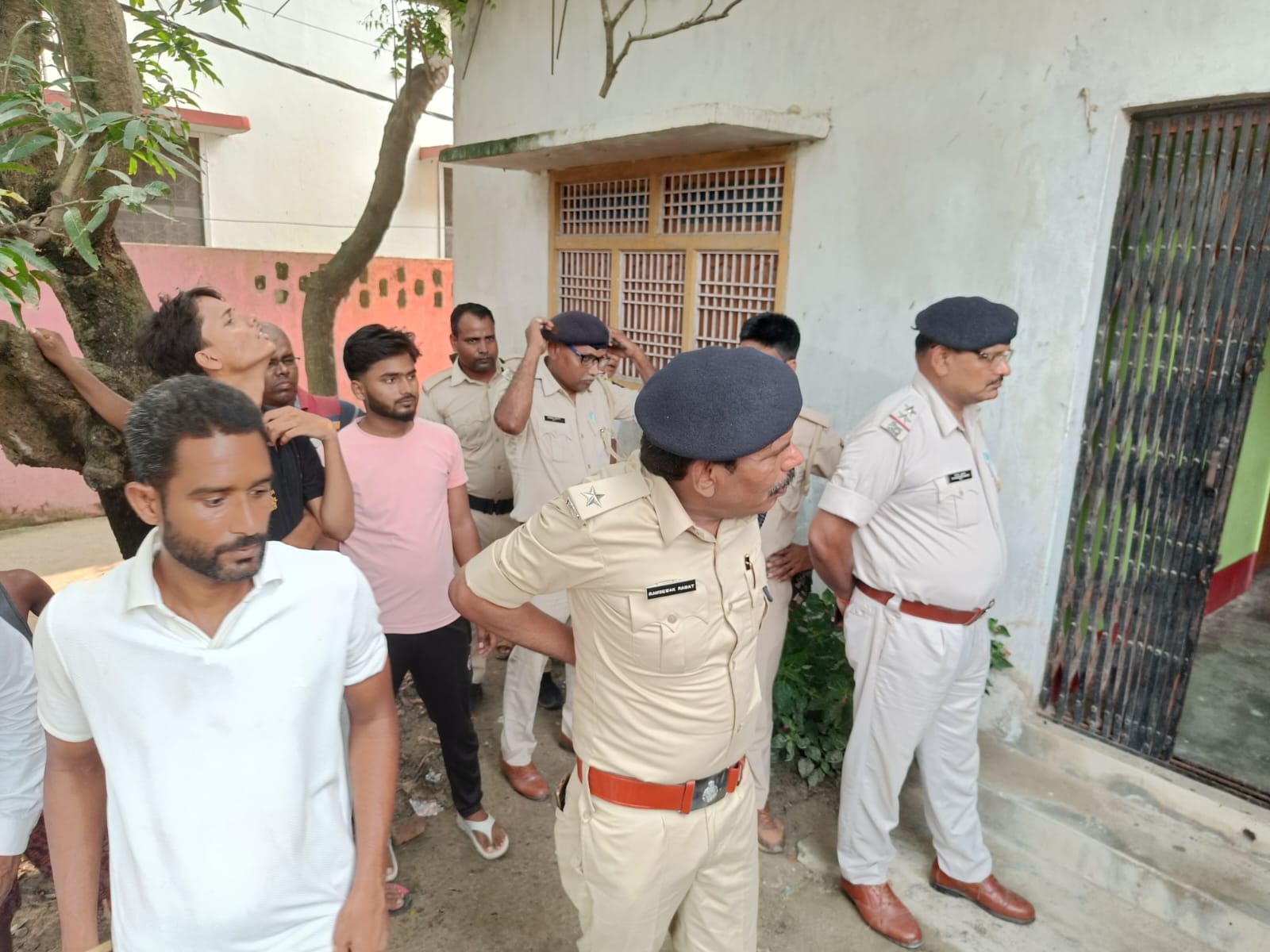 नाबालिग बच्ची के रेस्क्यू के लिए पहुंची पुलिस।