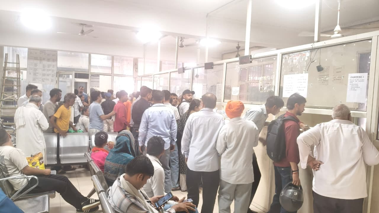 नगर निगम कार्यालय में कर जमा करने के लिए लाइन में लगे लोग। संवाद