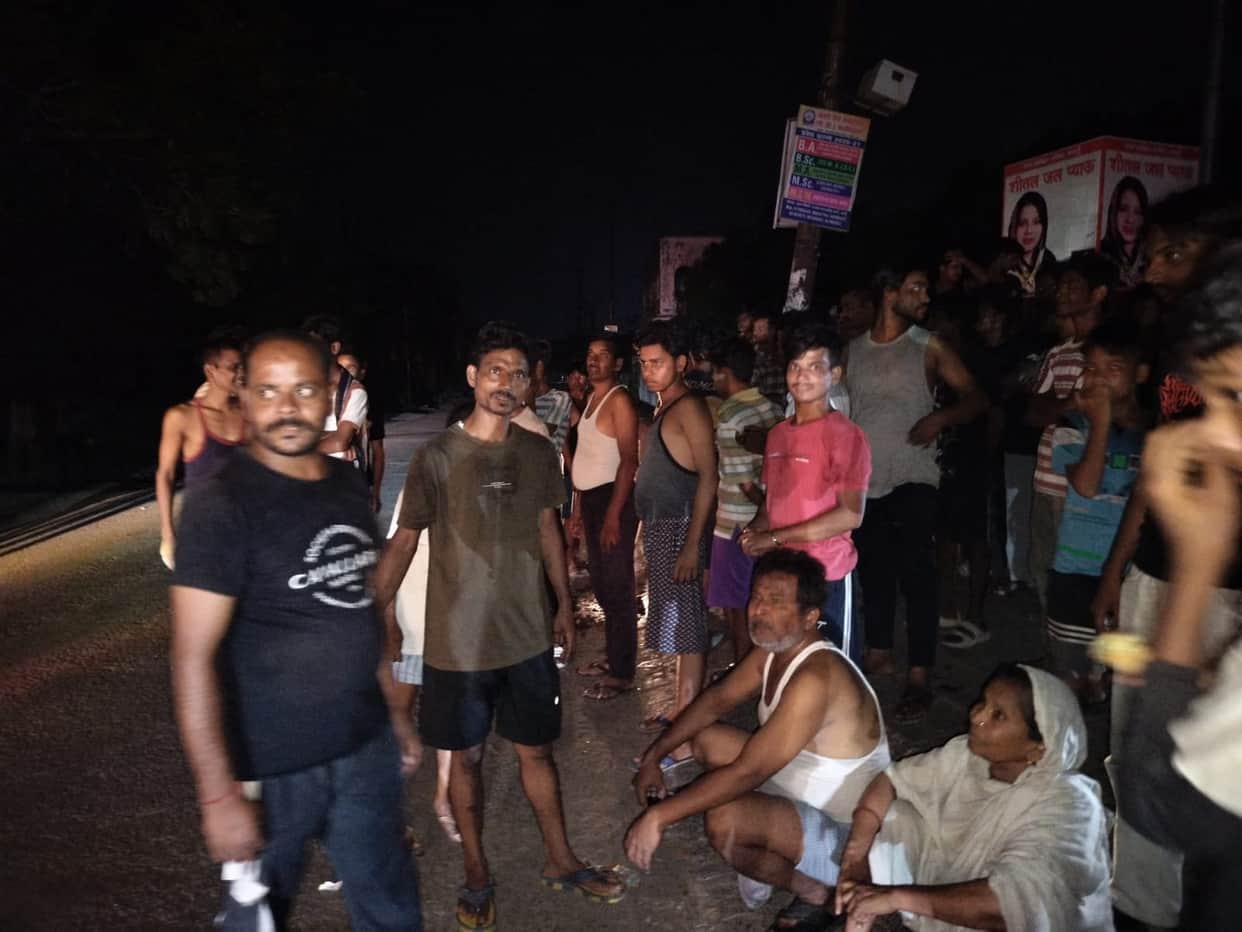 People enraged over the power crisis blocked the Bareilly Road.