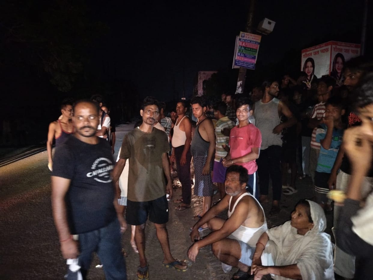 People enraged over the power crisis blocked the Bareilly Road.