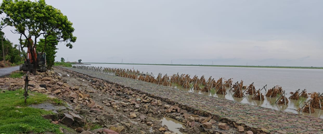Gandak water level rising due to rainfall in hilly areas; discharge at 40,000 cusecs.