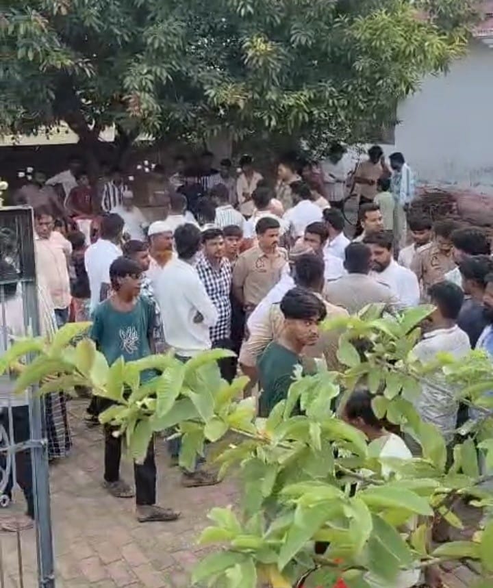 न्योरी बाजार निवासी मृतक के घर के निकट मौजूद ग्रामीण व पुलिस। वीडियो स्क्रीन शाट