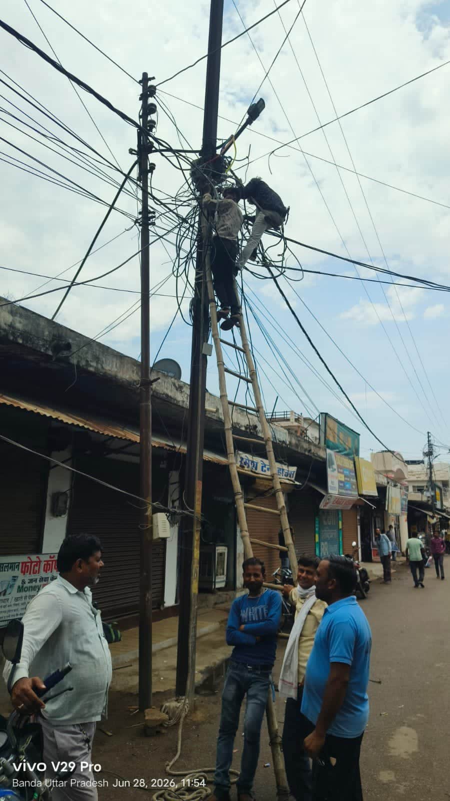 पीलीकोठी में बिजली की लाइन ठीक करता कर्मचारी। स्रोत: बिजली निगम