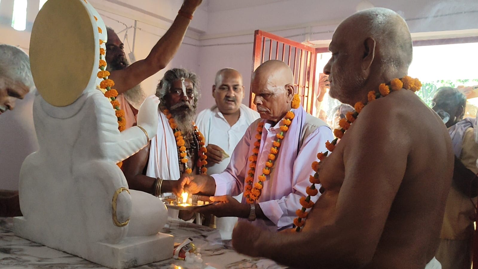 प्रतिमा का अनावरण करते संत निर्मल सागर।