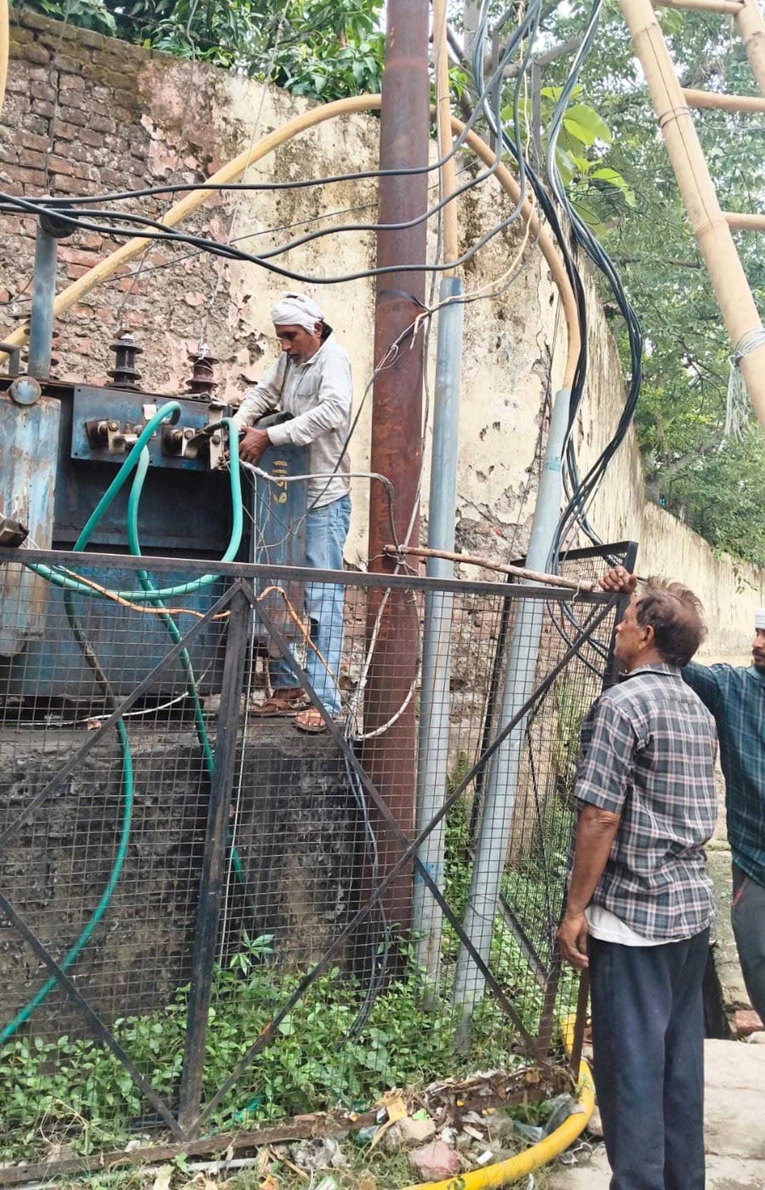 रोडवेज के पीछे बिजली ठीक करते कर्मचारी।