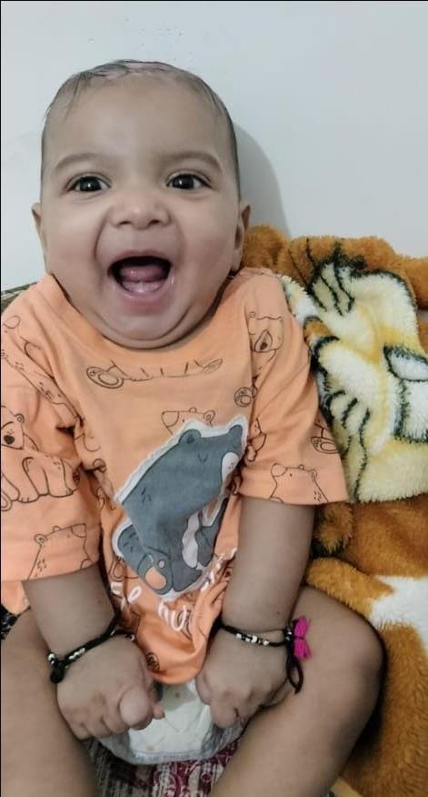 रेलवे ट्रैक पर मिला नवजात, इलाज के बाद अब हो चुका हैं स्वस्थ्य, सर पर अभी हेड इंजरी है निशान
