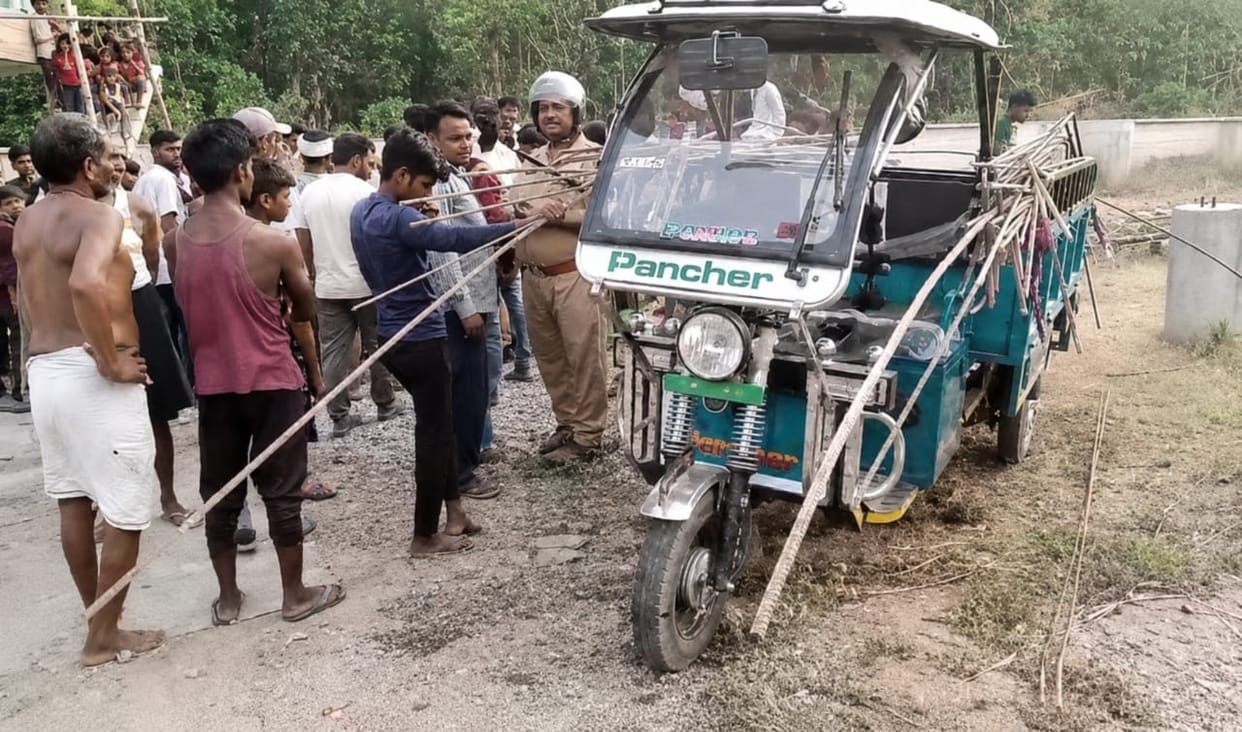 Two suspects carrying solar panels and rebars were caught