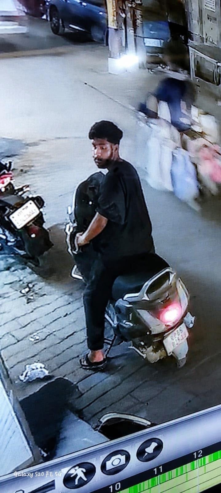 Got 10,000 transferred via QR code, then fled with the scooter.