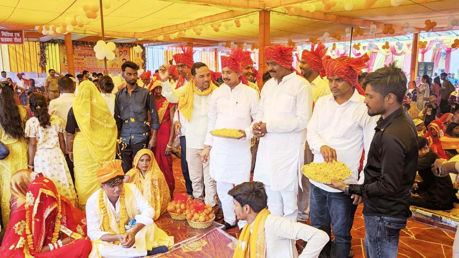शाहगंज में सामूहिक विवाह समारोह में जोड़ों क़ो आशीर्वाद देते विधायक अनिल मौर्य व अन्य।