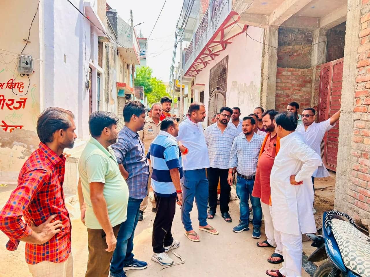 शंकर नगर मोहल्ले में निरीक्षण के दौरान स्थानीय लोगों से जानकारी लेते सदर विधायक व अन्य। स्रोत: