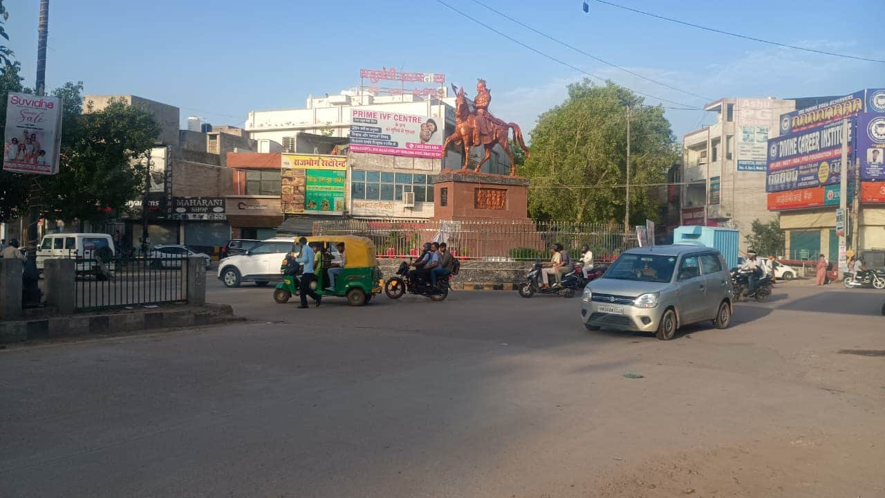शाम के समय महाराणा प्रताप चौक के पास वाहनों की हो रही आवाजाही। संवाद