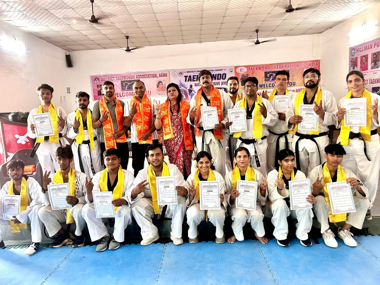 100 athletes familiarized with the new international Taekwondo rules.