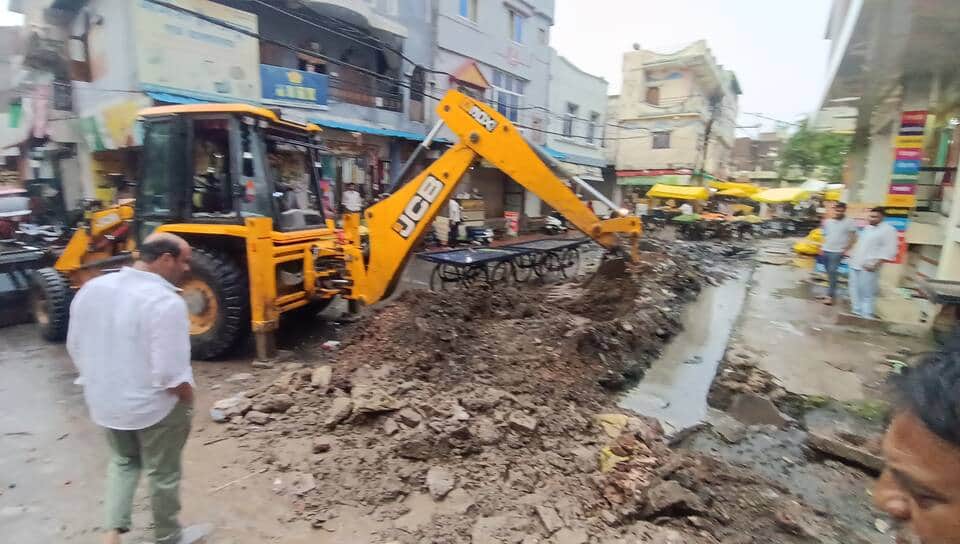 तेज बारिश के चलते गड्ढे में गिरी दो बालिकाएं