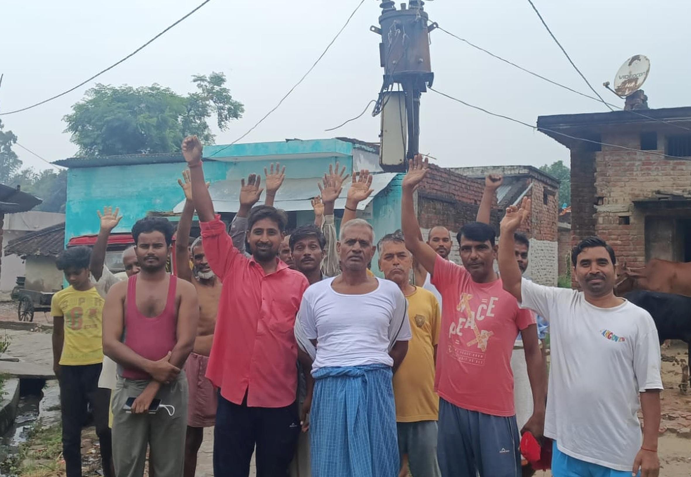 ट्रांसफार्मर ठीक न होने से प्रदर्शन करते ग्रामीण। 