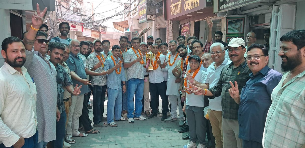 The Bhiwani team won the Swarnkar Seva Sangh T-10 Cup by winning three consecutive matches.