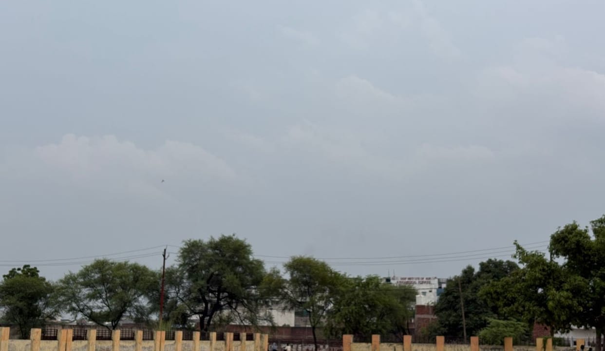 Maximum temperature drops by four degrees amidst cloud cover; high humidity makes conditions unbearable