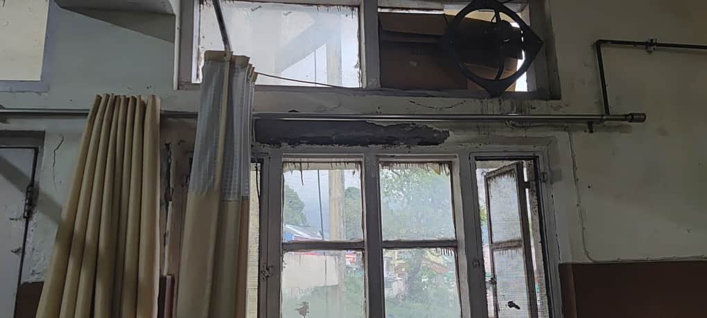 धर्मशाला अस्पताल में आईपीडी में महिला मेडिकल वार्ड में खिड़की से गिरा प्लास्टर और कंकरीट। अमर 