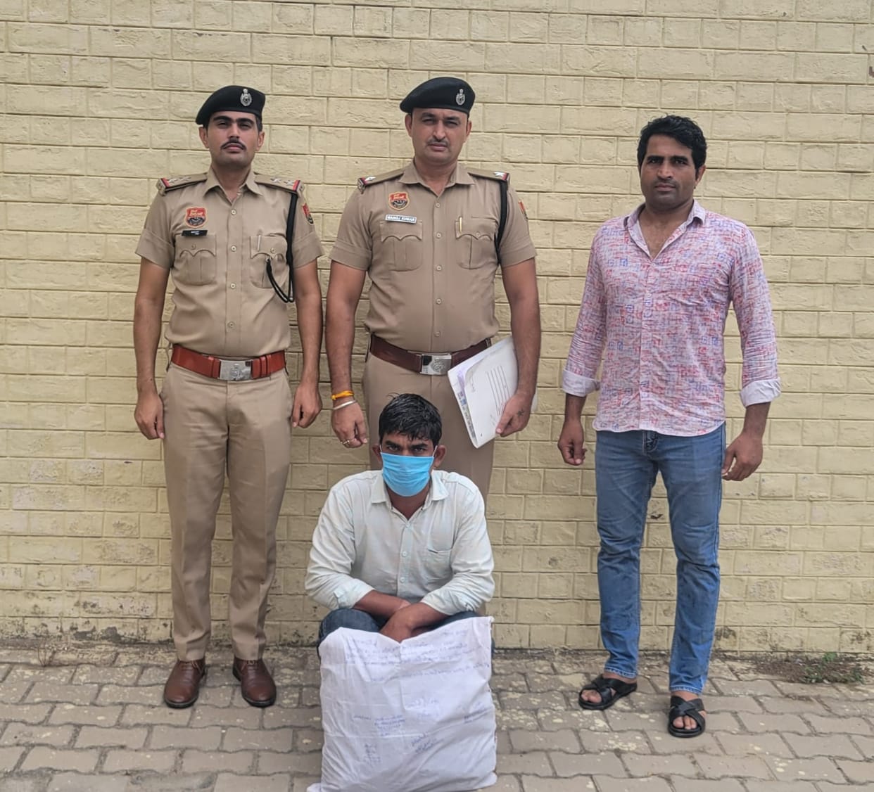 Smuggler arrested with 4.2 kg of opium.