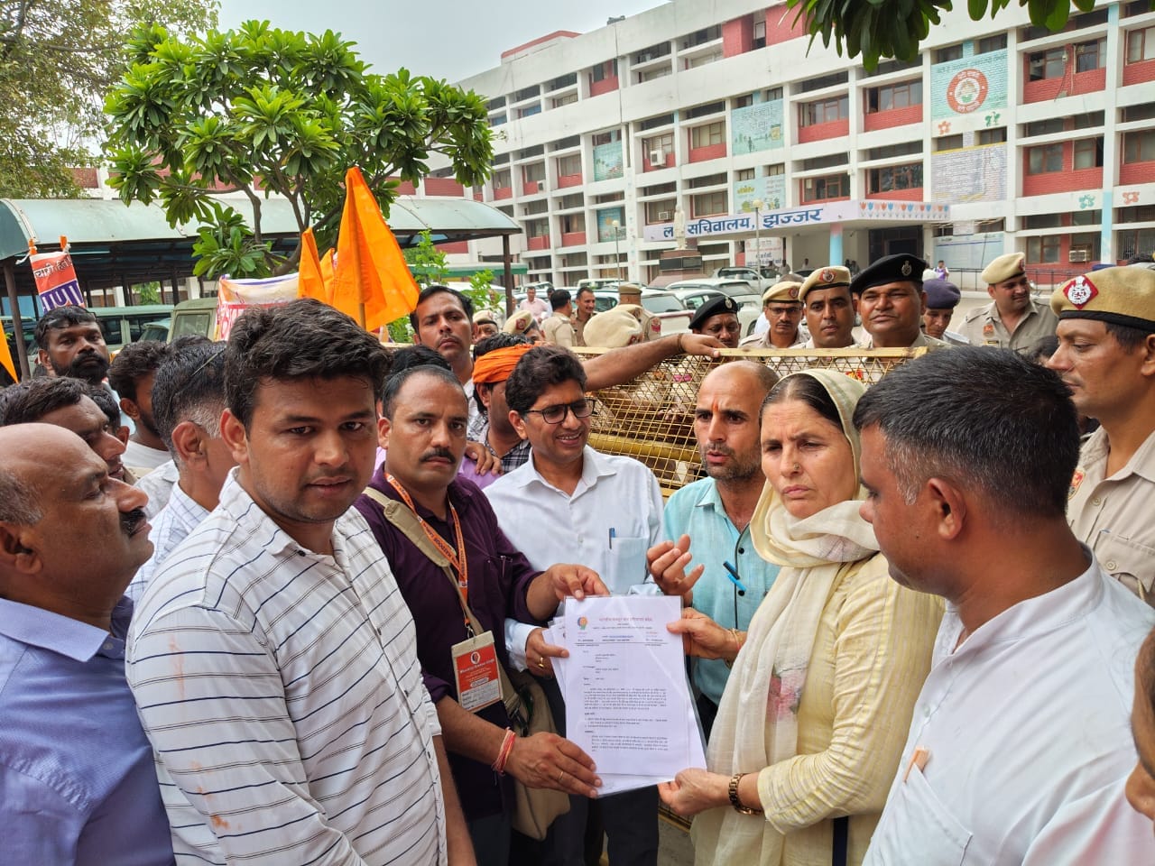 01jjrp10 एडीसी जगनिवास को ज्ञापन सौंपते विभिन्न संगठनों के पदाधिकारी। भारतीय मजदूर संघ