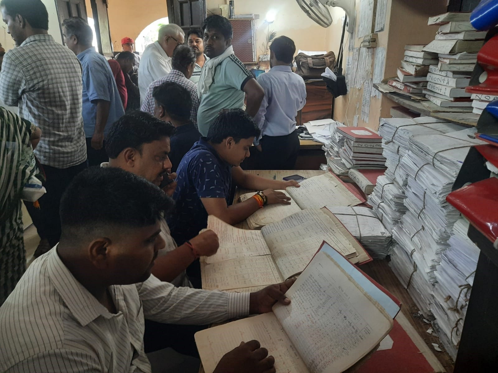 अनूपशहर में ई-रजिस्ट्री और तहसील की हड़ताल खत्म होने पर काम करते कर्मचारी और पहुंचे लोग। संवाद
