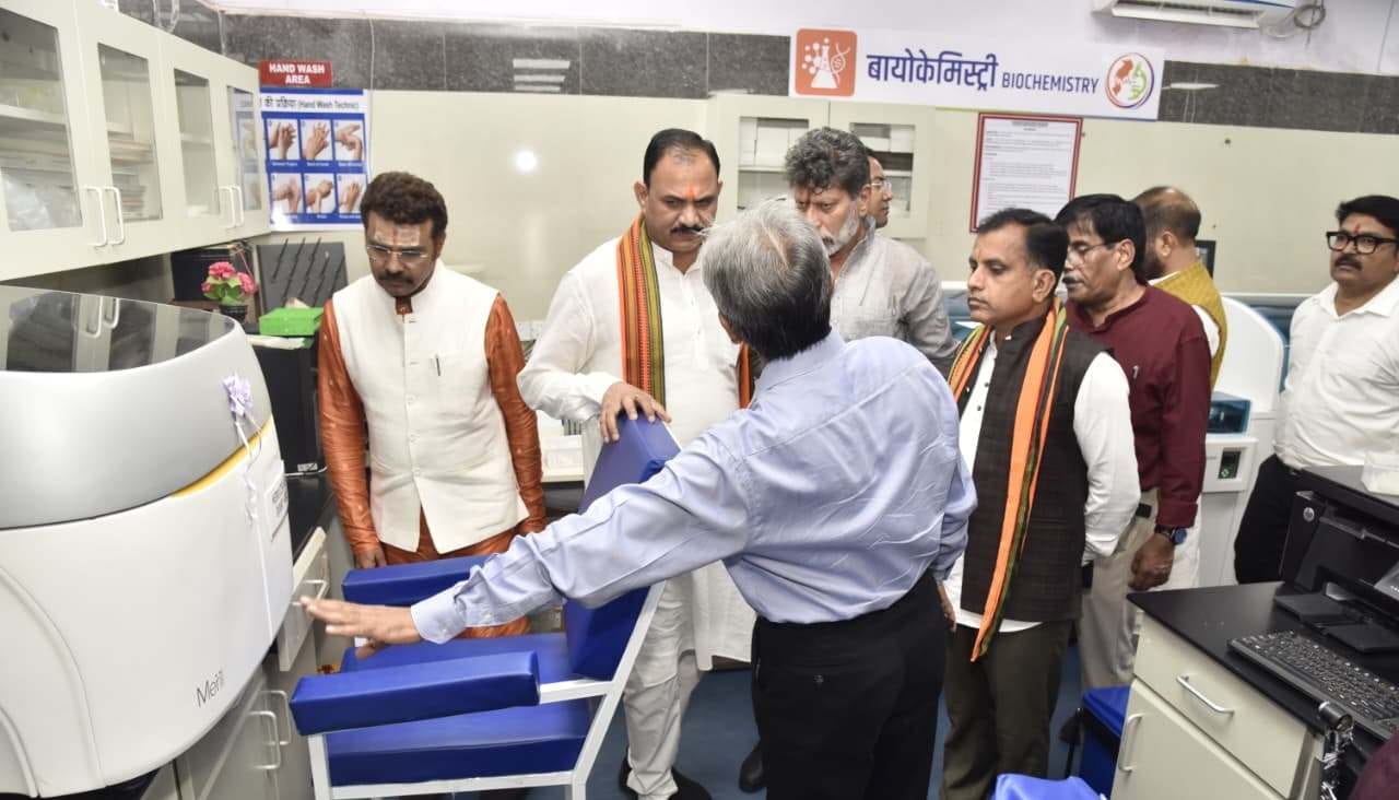 अस्पताल का निरीक्षण करते स्वास्थ्य मंत्री श्याम बिहारी जायसवाल