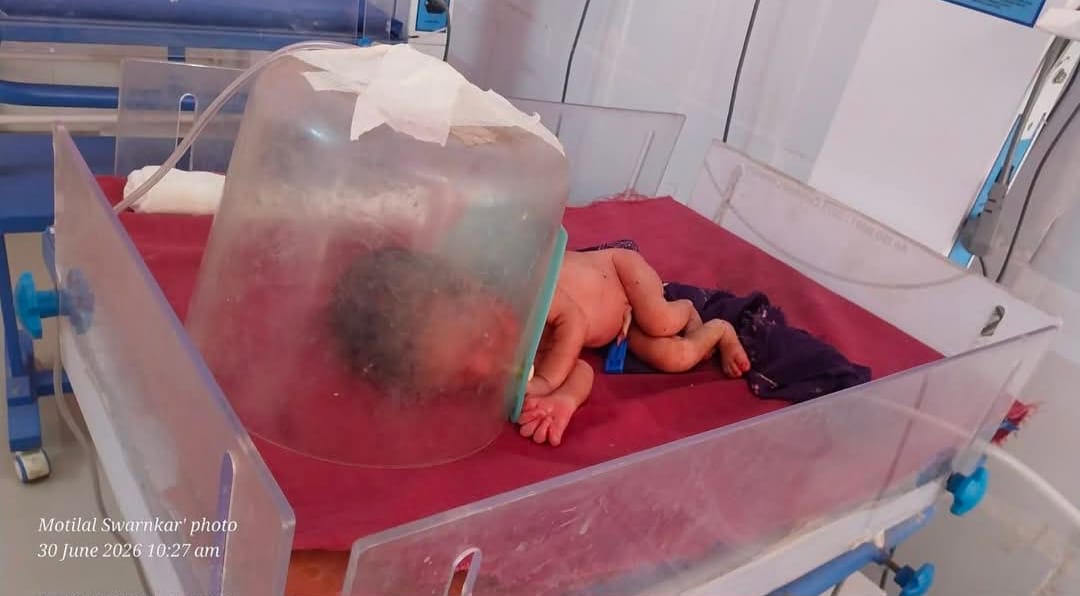 अस्पताल में भर्ती नवजात शिशु ,हालत सामान्य होने पर उसे ले जाते चाइल्ड लाइन के सदस्य स्रोत -संवा