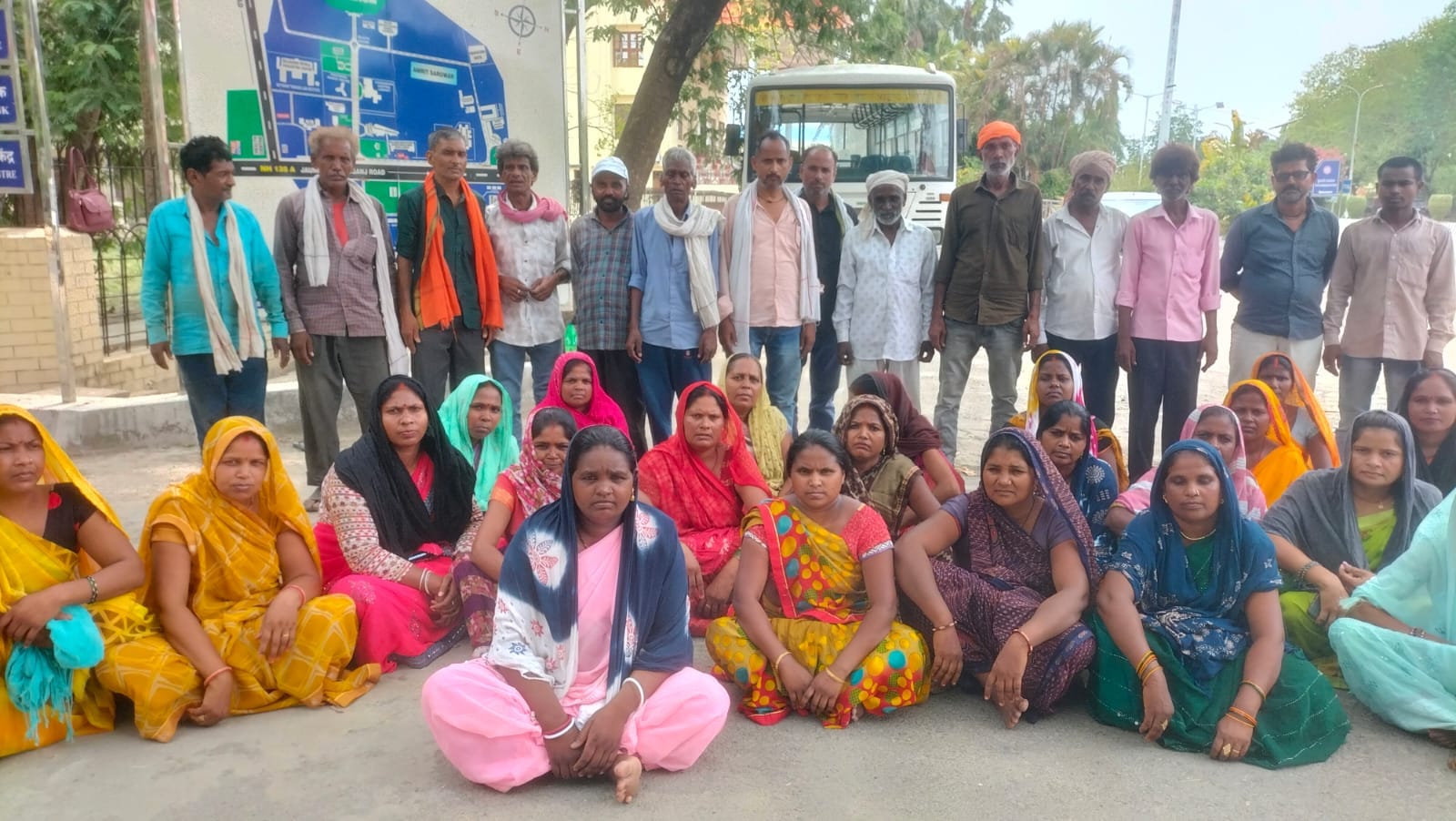 बकाया मानदेय की मांग को लेकर पूर्वांचल विश्वविद्यालय परिसर में काम बंद कर बैठे सफाई कर्मचारी। स