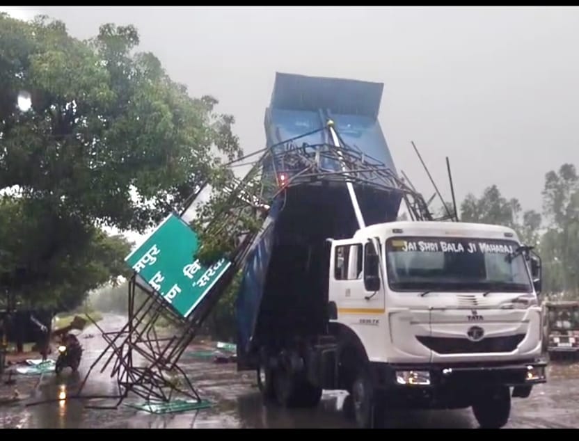 Dumper's cargo bed struck the welcome arch; two pillars broken.