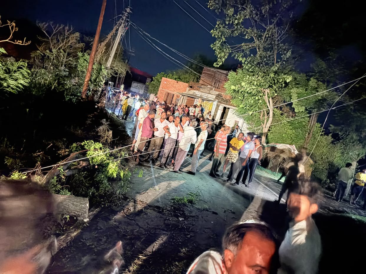 40 villages lost electricity due to 25 poles breaking in Jasrana area due to storm