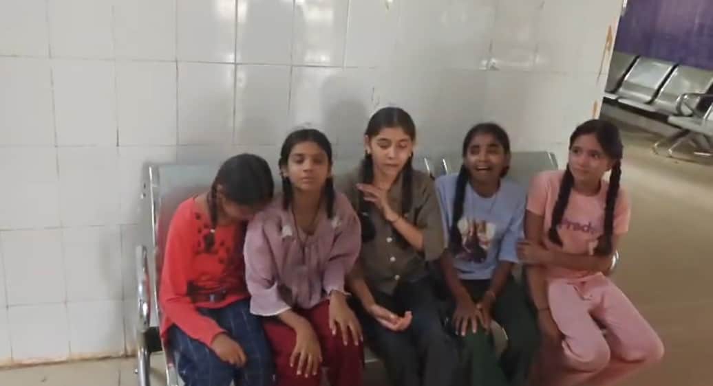 घायल छात्राओं को कराया गया भर्ती