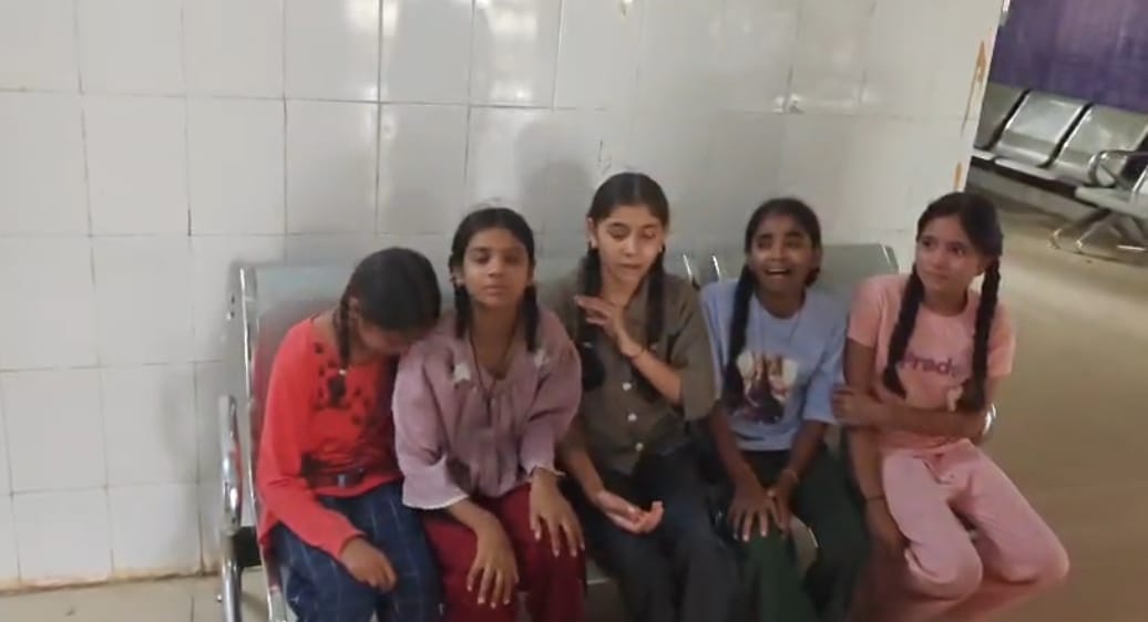 घायल छात्राओं को कराया गया भर्ती