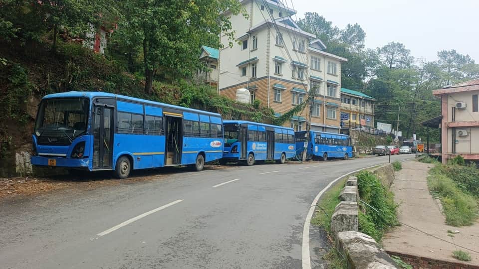 एचआरटीसी वर्कशॉप हमीरपुर में जगह नहीं मिलने पर सड़क किनारे खड़ी बसें। संवाद