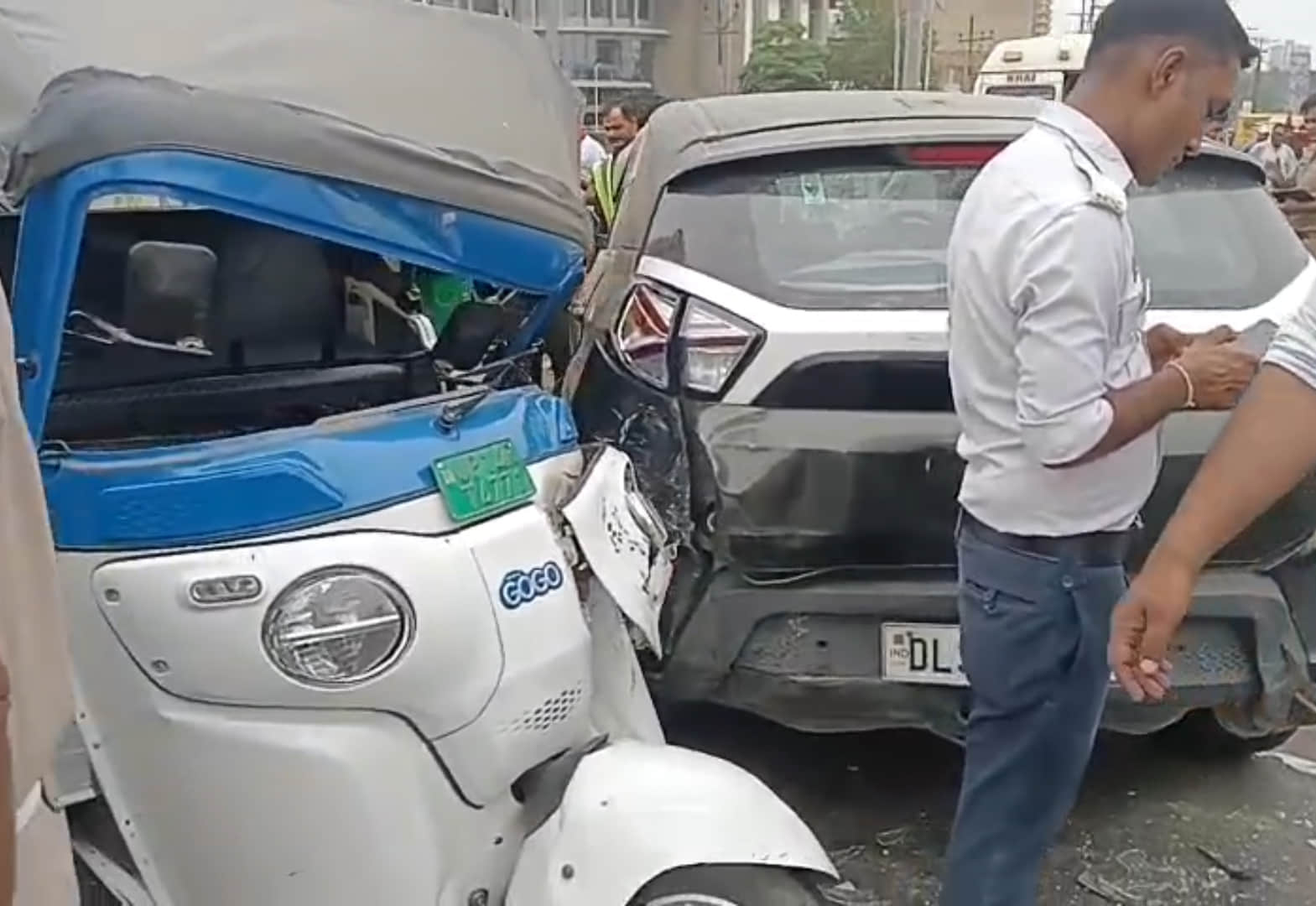 एनएच नौ पर इसी ट्रक की टक्कर से क्षतिग्रस्त हुए वाहन। संवाद