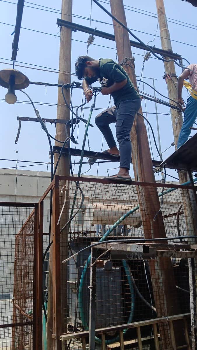फॉल्ट ठीक करता ऊर्जा निगम कर्मी। संवाद