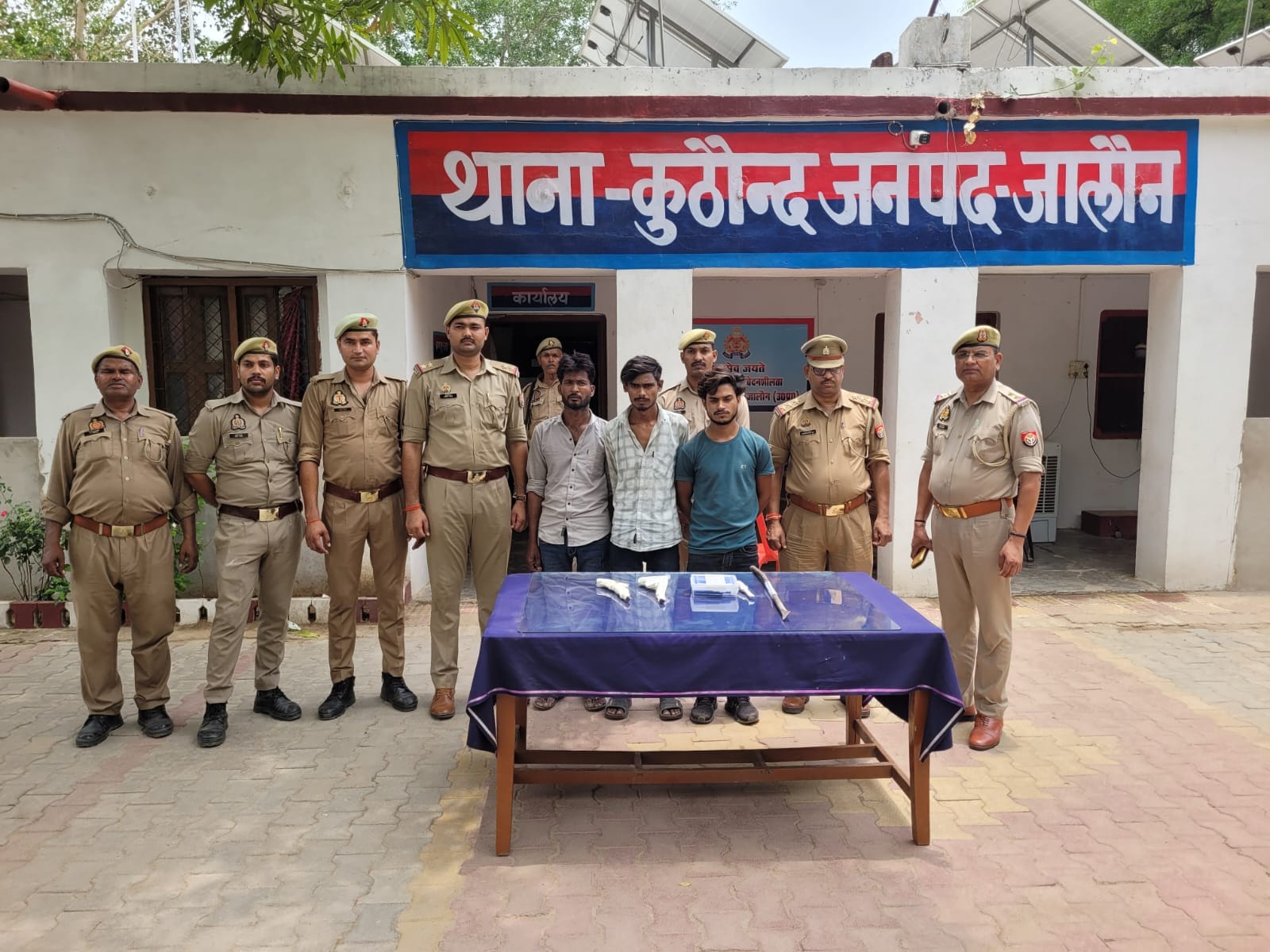 फोटो - 02 पुलिस गिरफ्त में आरोपी। संवाद