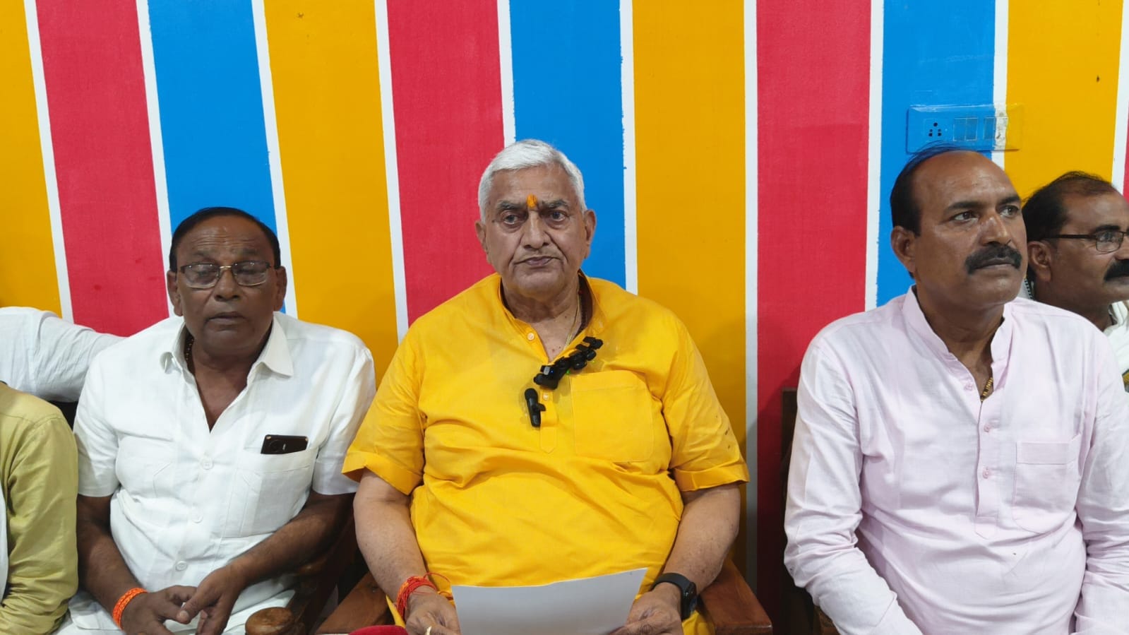 फोटो - 05 प्रेसवार्ता में बोलते कालपी विधायक गौरीशंकर वर्मा। संवाद